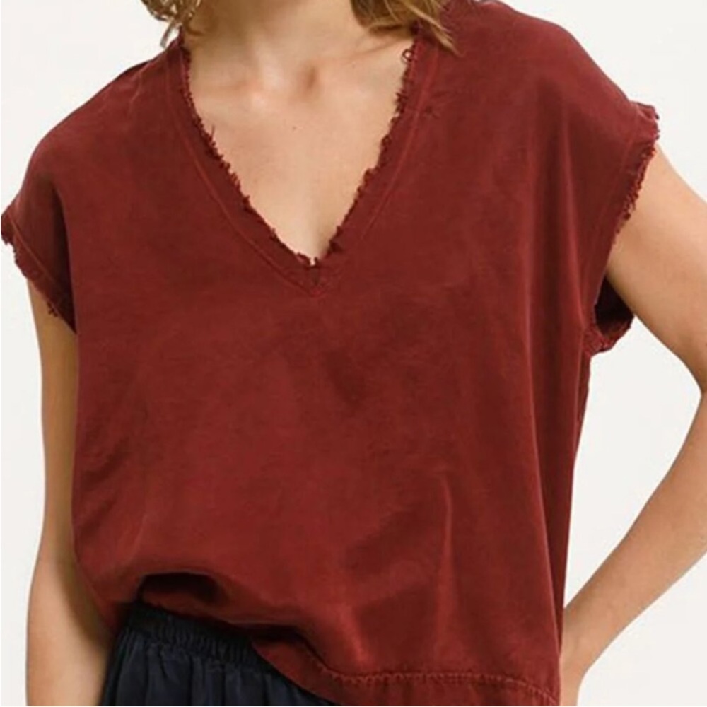 Cali Dreaming James Top Soft V
Neck Raw Hem Short Sleeve Cream